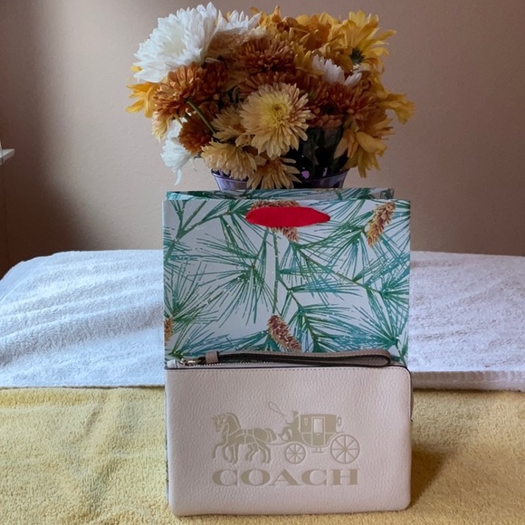 🐴 COACH LARGE CORNER WRISTLET WITH HORSE AND CARRIAGE 🐴 - Picture 4 of 16